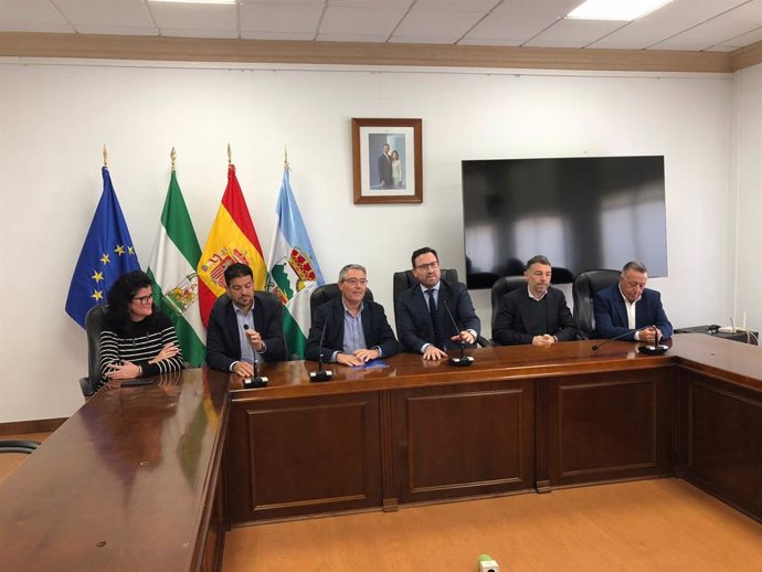 Reunión presidente de la Diputación de Málaga y Ayuntamiento de Sierra de Yeguas.