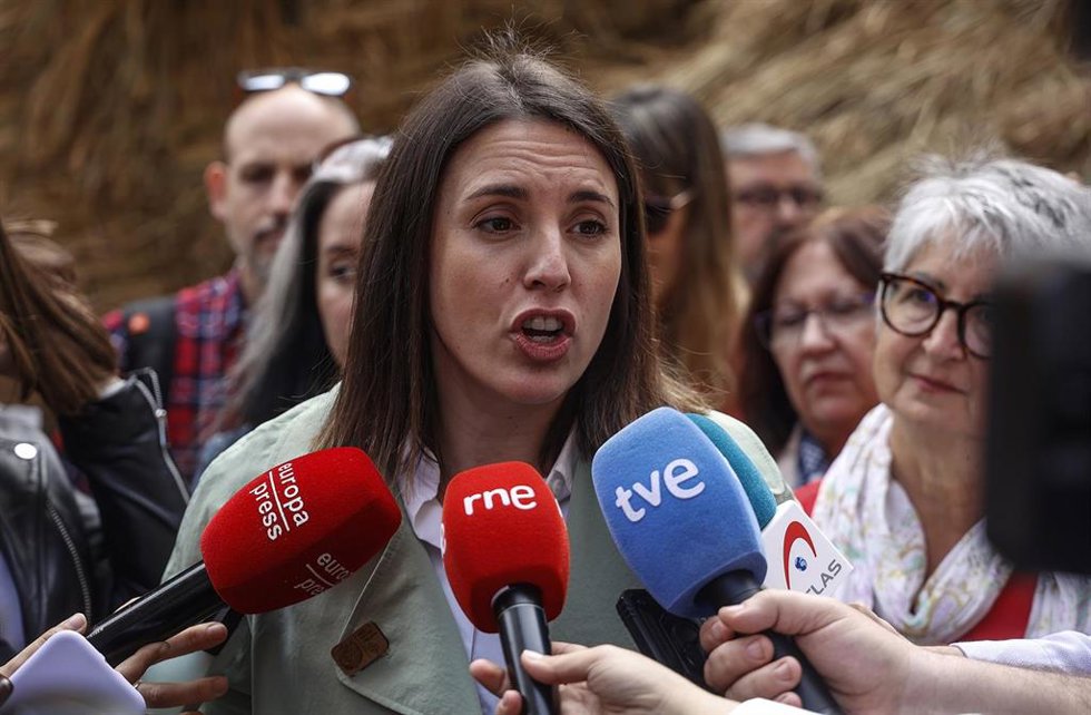 La secretaría Política de Podemos y candidata a las elecciones europeas, Irene Montero, atiende a medios durante su visita a las Fallas, a 18 de marzo de 2024, en Valencia. (Foto de archivo).