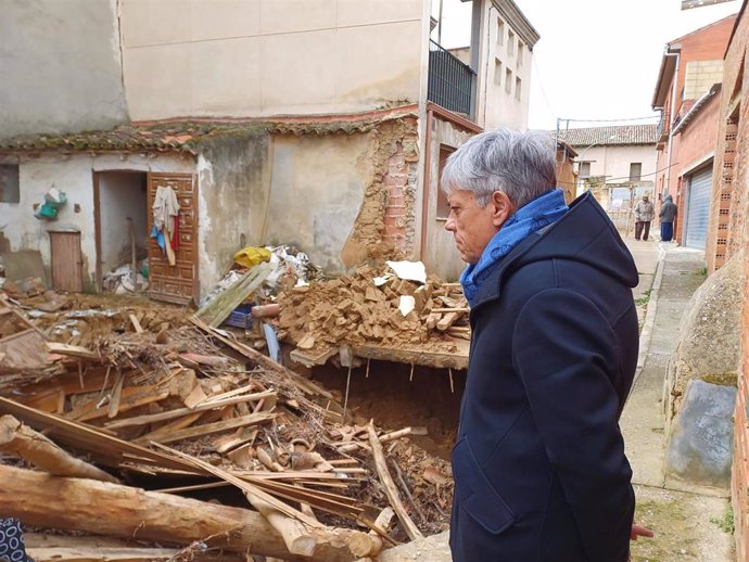 El delegado de la Junta, Eduardo Diego, visita en Valderas la zona afectada por el derrumbe de una bodega