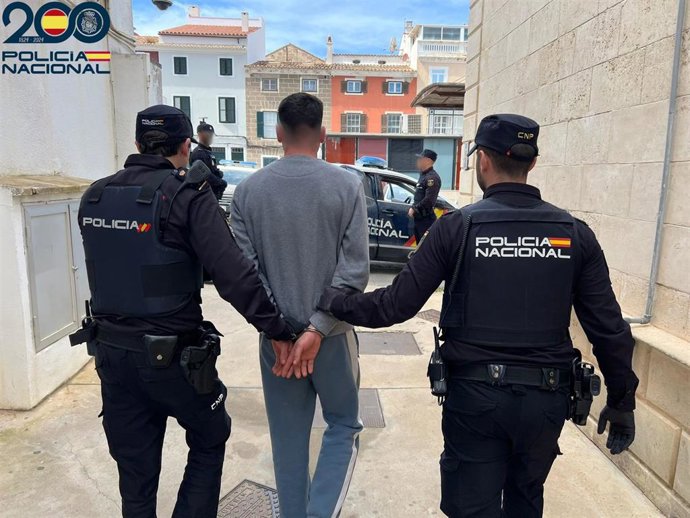 Agentes de la Policía Nacional acompañan al detenido esposado.