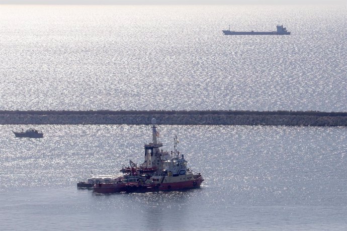 Una embarcación con ayuda humanitaria en el puerto de Lárcana