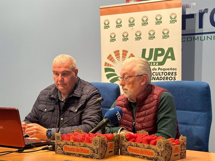 El secretario-gerente de la Comunidad de Regantes Palos de la Frontera, Fernando Sánchez (derecha) y el secretario general  de UPA Huelva, Manuel Piedra.