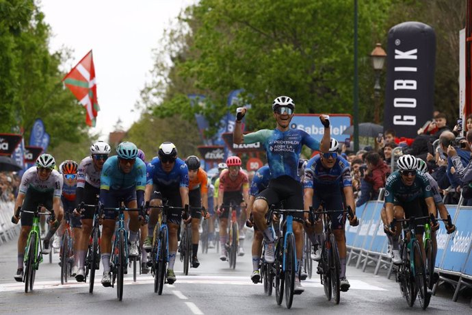 El ciclista francés Paul Lapeira (Decathlon AG2R La Mondiale Team) ganó este martes la segunda etapa de la Itzulia, disputada entre Irun y Kanbo sobre 160 kilómetros