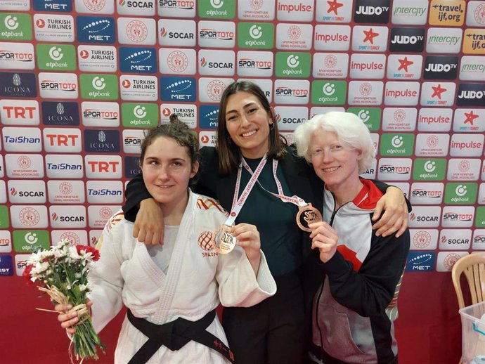 Las judocas María Manzanero (izda) y Marta Arce tras ganar sendos bronces en el Grand Prix de Antalya