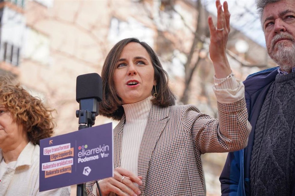 La secretaria general de Podemos, Ione Belarra, realiza declaraciones junto al cabeza de lista de Elkarrekin Podemos a las elecciones al Parlamento Vasco por Araba, Juantxo López de Uralde, en el Monumento a la Asamblea de mujeres de Araba, a 1 de abril