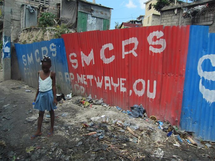 Archivo - Nena als carrers d'Haití