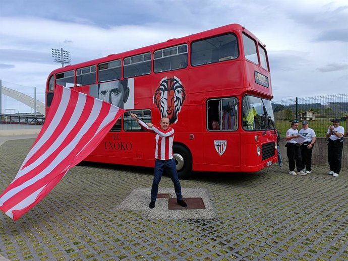 Aficionados del Athletic viajarán a Sevilla en un autobús clasico londinense para ver la final de Copa del Athletic Club contra el R.C.D. Mallorca
