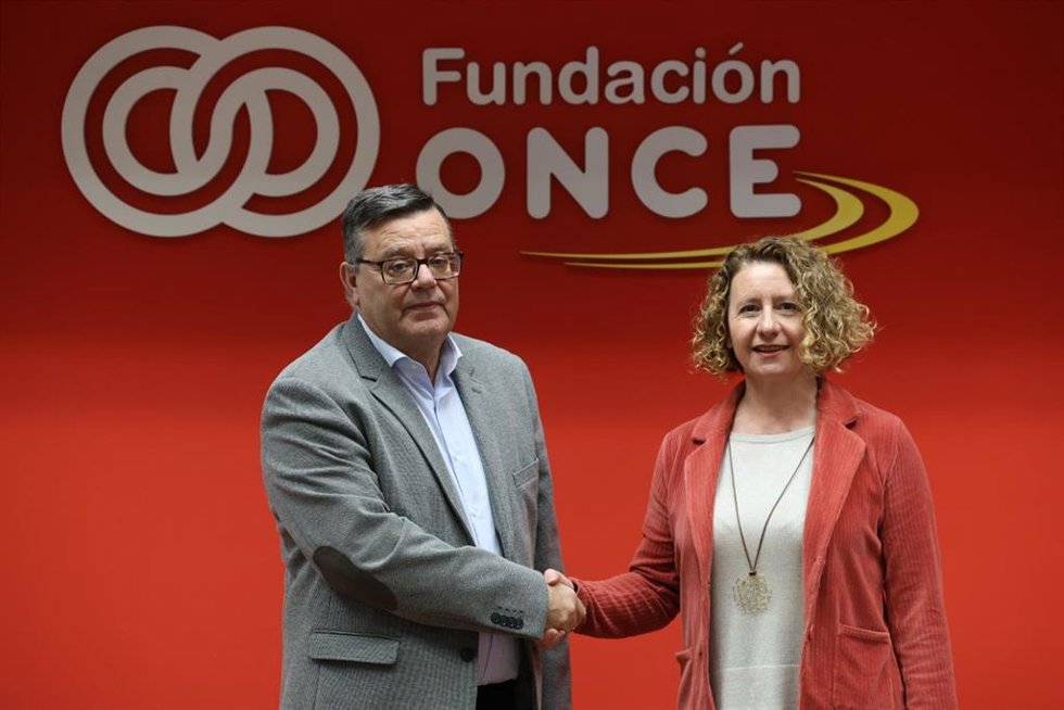 Acuerdo entre el director general de Fundación ONCE, José Luis Martínez Donoso, y la decana del Colegio de Arquitectos de Castilla y León, Susana Moreno Falero