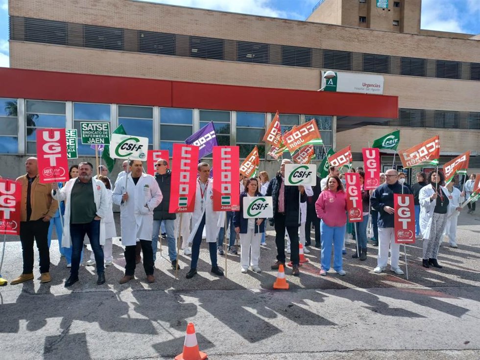 Concentración de condena por la última agresión a personal sanitario