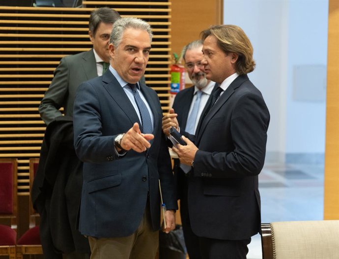 El diputado del PP Elías Bendodo (2i) y el diputado de VOX Jorge Campos (1d) conversan durante la constitución de la Comisión de Investigación sobre el ‘caso Koldo’, en el Congreso de los Diputados, a 2 de abril de 2024, en Madrid (España). El Congreso ha