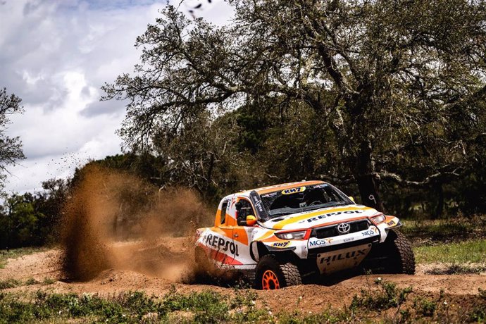 El piloto de rallys Isidre Esteve con su Toyota del Repsol Toyota Rally Team
