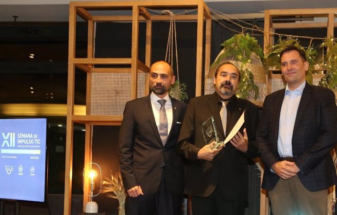 Imagen de archivo del catedrático de Informática Juan Manuel Cueva Lovelle recibiendo el premio Impulso TIC 'Mención especial'