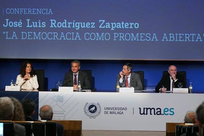 El expresidente del Gobierno José Luis Rodríguez Zapatero (3d) en un conferencia en la Universidad de Málaga, con el rector, Teodomiro López, y el decano de Económicas, Eugenio Luque.