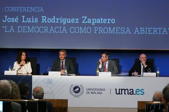 El expresidente del Gobierno José Luis Rodríguez Zapatero (3d)durante su intervención en la conferencia, a 2 de abril de 2024, en Málaga, Andalucía (España). El expresidente del Gobierno José Luis Rodríguez Zapatero imparte una conferencia, acompañado por