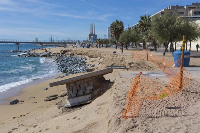 La playa del Pont del Petroli de Badalona (Barcelona).