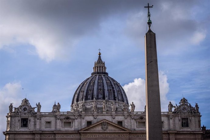 Archivo - Vista general de la Basílica de San Pedro en el Vaticano