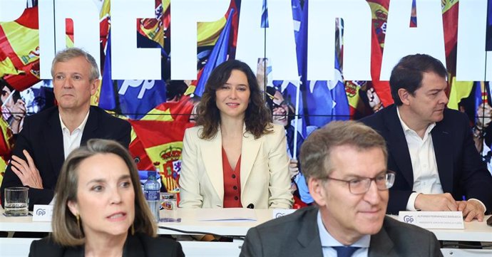 La presidenta de la Comunidad de Madrid, Isabel Díaz Ayuso (c); durante la reunión de la Junta Directiva Nacional del PP, en la sede del PP en la calle Génova, a 2 de abril de 2024, en Madrid (España). Durante el encuentro, se hace balance de sus dos años