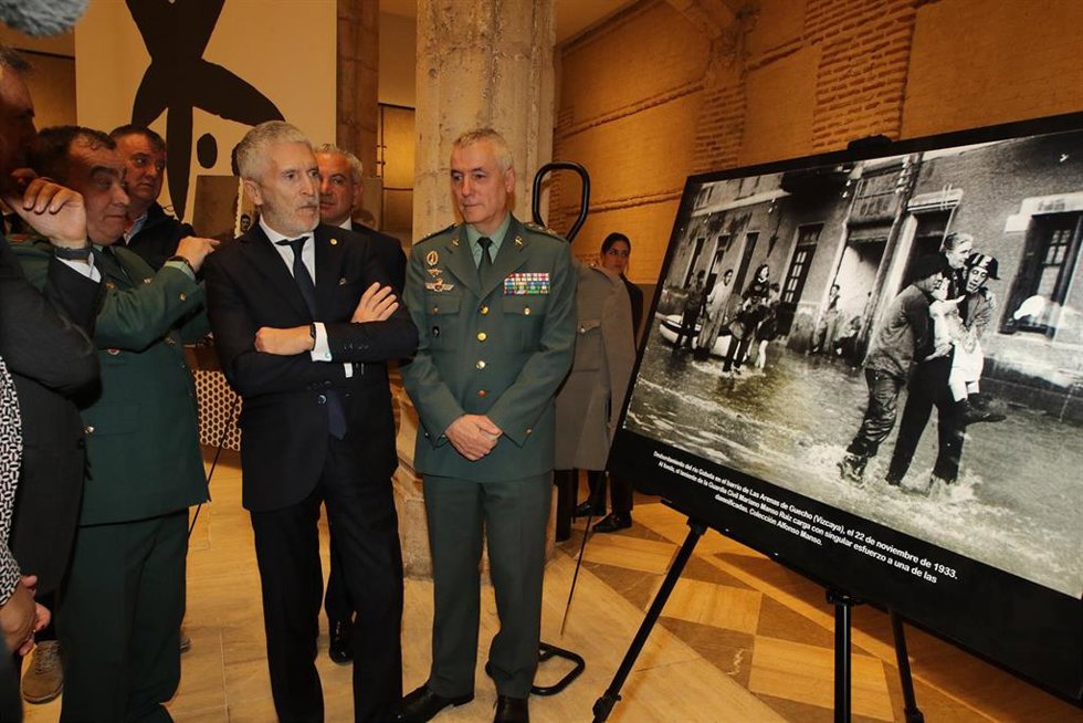 El ministro del Interior, Fernando Grande-Marlaska, en el Centro de Fotografía Histórica de la Guardia Civil en Burgos.