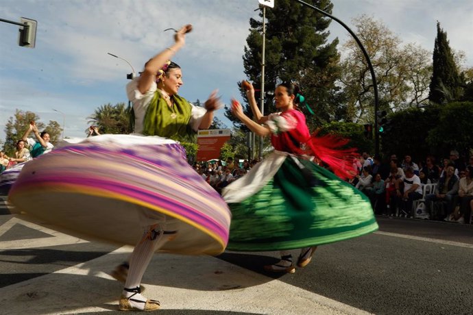 Dos huertanas bailando durante el desfile del Bando de la huerta