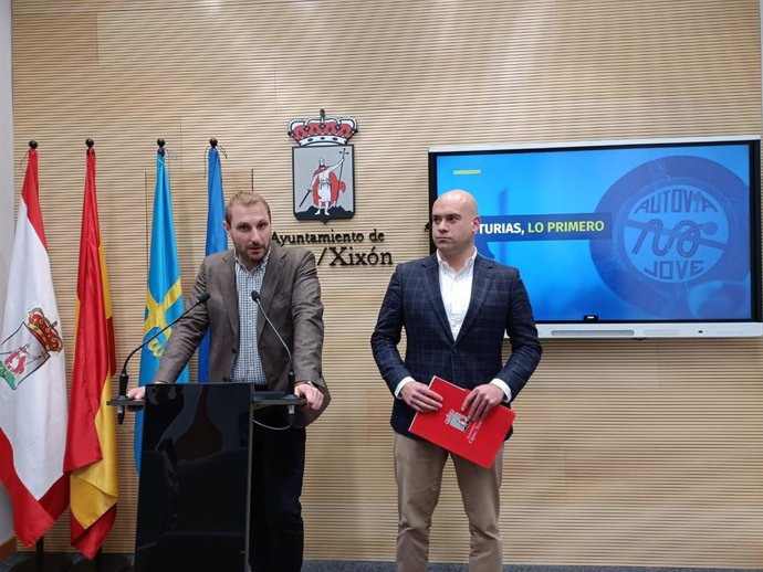 Rueda de prensa en el Ayuntamiento gijonés del secretario general de Foro Asturias y diputado regional, Adrián Pumares, y el presidente de Foro Asturias Gijón, Jesús Martínez Salvador.