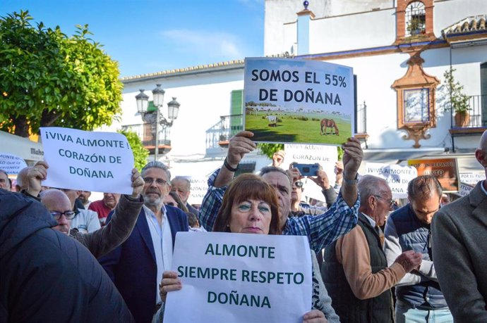 Vecinos de Almonte durante la concentración de protesta.