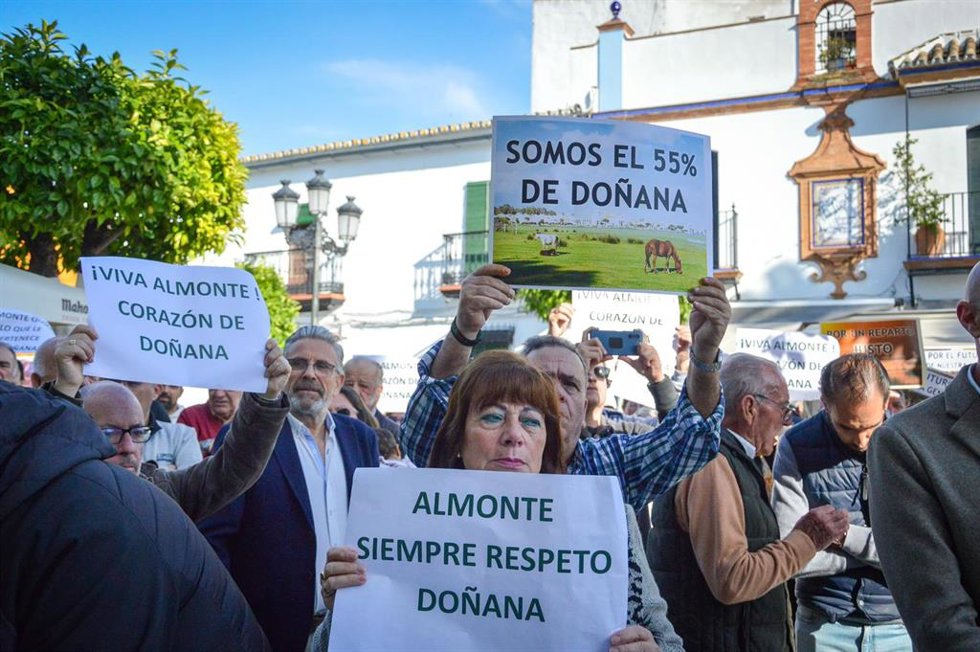 Vecinos de Almonte durante la concentración de protesta.
