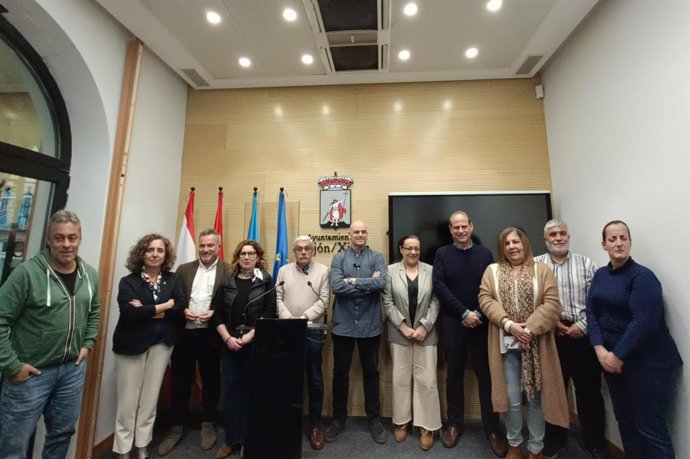 Rueda de prensa del portavoz del Grupo Municipal Socialista en Gijón, Luis Manuel Flórez 'Floro', y el secretario general de la Agrupación Socialista de Gijón, Monchu García, en el Ayuntamiento de Gijón, arropados por el resto de ediles y diputados.