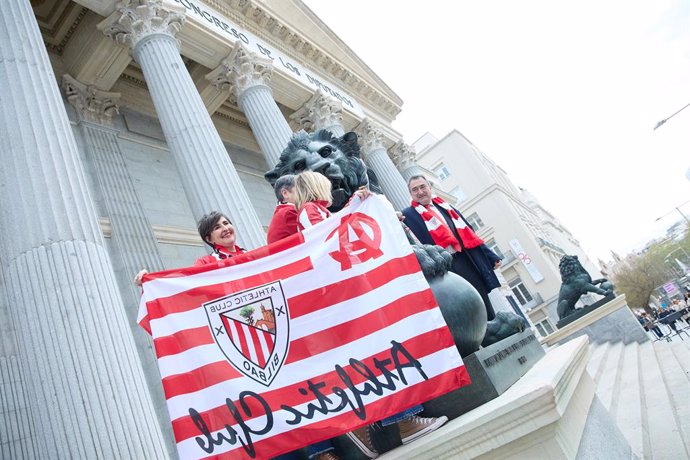 El portavoz del EAJ-PNV, Aitor Esteban (d), junto a miembros de su partido con bufandas y banderas del Athletic Club, frente al Congreso de los Diputados, a 2 de abril de 2024, en Madrid (España). El PNV ha querido mostrar su apoyo al Athletic Club de Bil