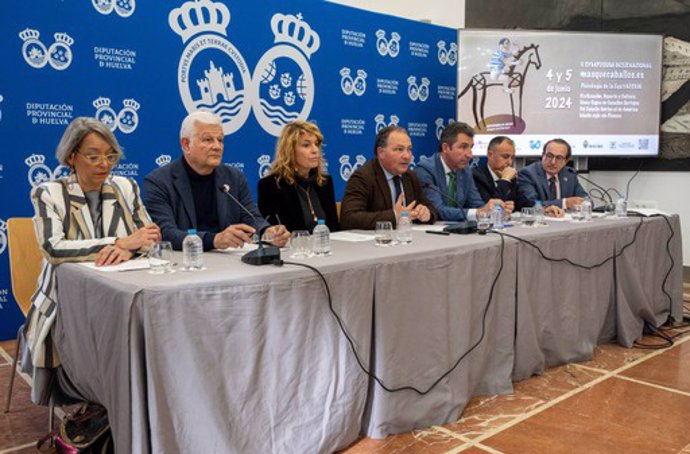 Las autoridades participantes en la presentación del simposio.