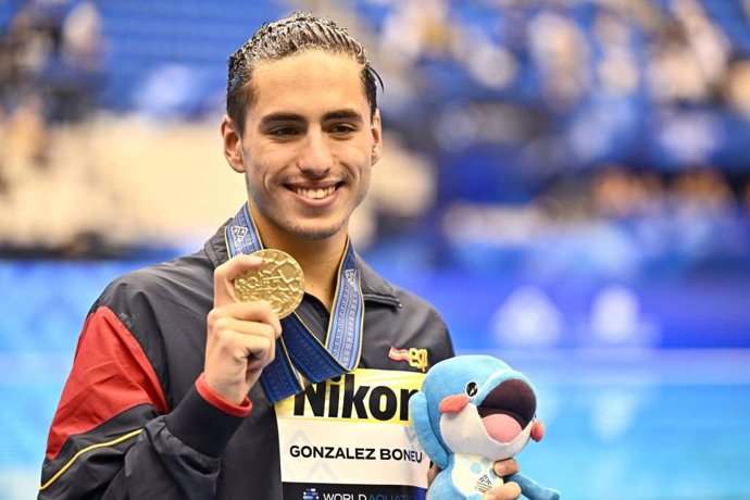 Dennis González, durante el Campeonato del Mundo de natación de Fukuoka 2023.