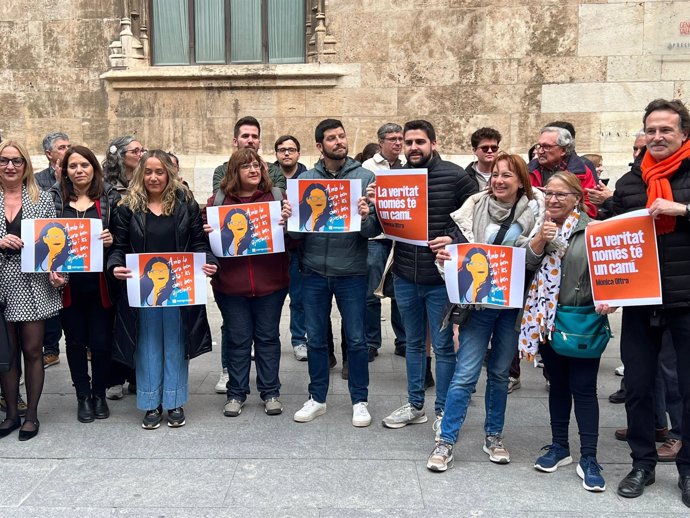 Concentración a las puertas del Palau de la Generalitat, en València, tras el archivo de la causa contra la exvicepresidenta del Consell, Mónica Oltra.