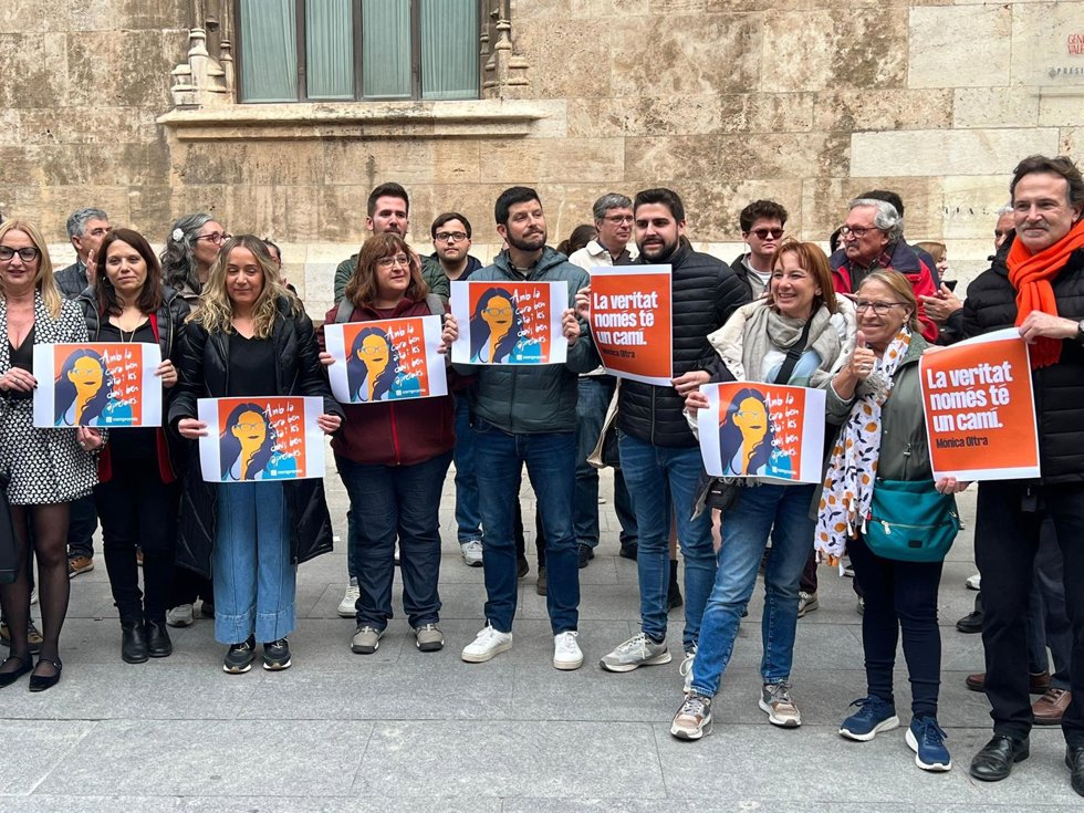 Concentración a las puertas del Palau de la Generalitat, en Valncia, tras el archivo de la causa contra la exvicepresidenta del Consell, Mónica Oltra.