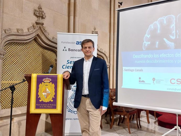 El profesor de Investigación del Consejo Superior de Investigaciones Científicas del Instituto de Neurociencias de Alicante, el doctor Santiago Canals, en una ponencia en Palma