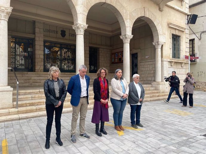 La secretària de Feminismes del Govern Montserrat Pineda; la regidor d'Amposta Núria Ferrés; la consellera Verge; l'alcalde d'Amposta, Adam Tomàs; i la directora de serveis territorials de la Conselleria, Mar Lleixà, en el minut de silenci