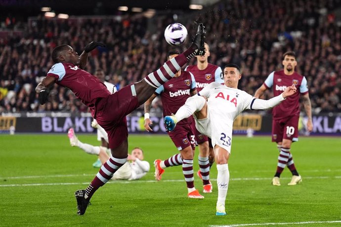 02 April 2024, United Kingdom, London: West Ham United's Kurt Zouma and Tottenham Hotspur's Pedro Porro battle for the ball during the English Premier League soccer match between West Ham United and Tottenham Hotspur at the London Stadium. Photo: John Wal