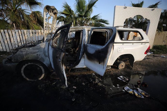 Un vehículo dañado de la ONG World Central Kitchen (WCK) en la Franja de Gaza