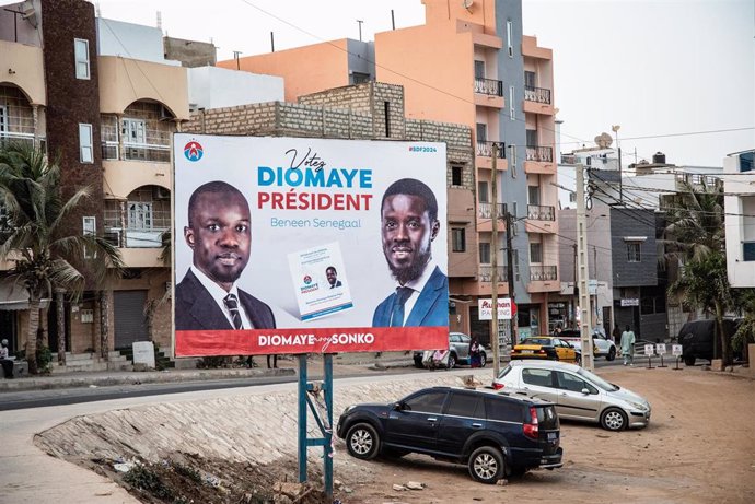 Cartel de campaña del candidato presidencial, Diomaye Faye, junto al líder opositor Ousmane Sonko