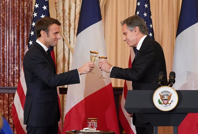 Archivo - Imagen de archivo del presidente de Francia, Emmanuel Macron (izquierda), y el secretario de Estado de EEUU, Antony Blinken (derecha)
