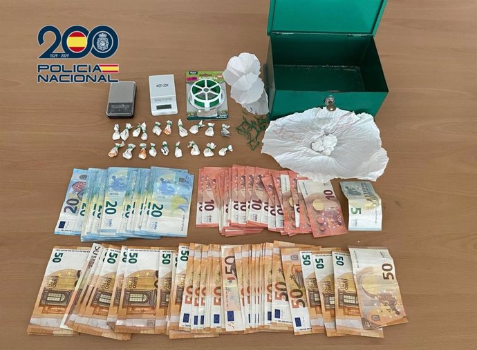 Objetos intervenidos en el desmantelamiento de un punto de venta de droga en Torrent (Valencia)