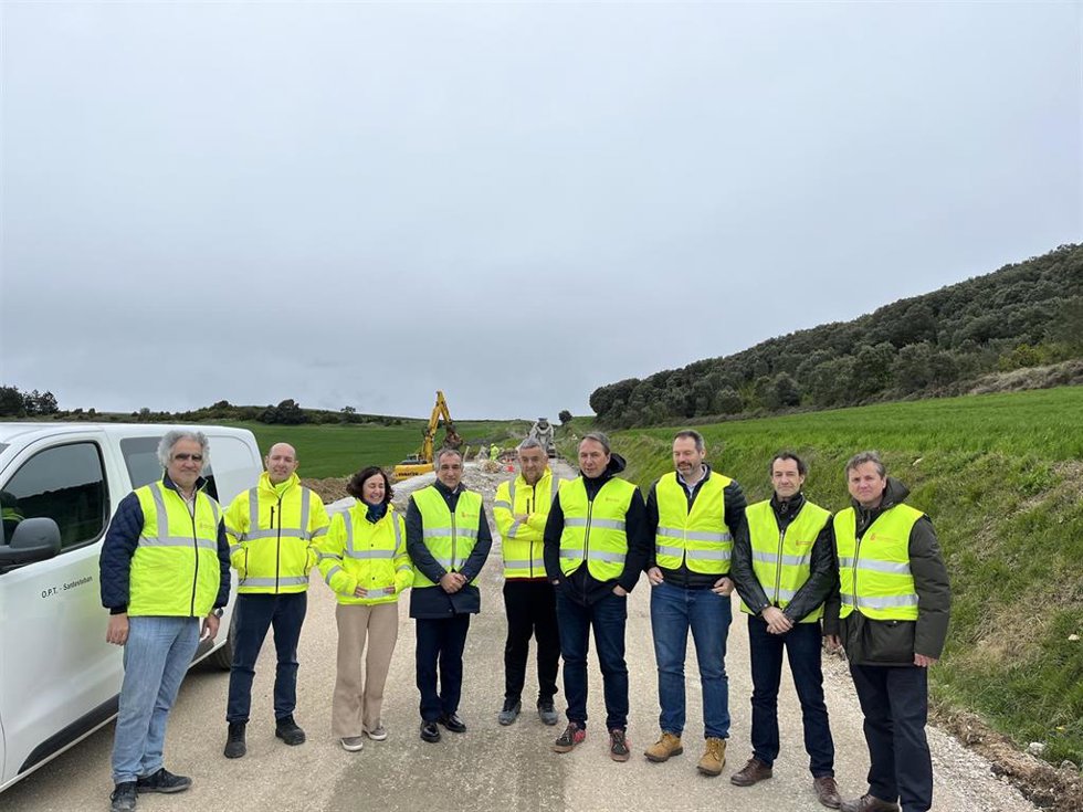 El consejero Chivite y el alcalde de la Cendea de Galar, en la visita a la obra.