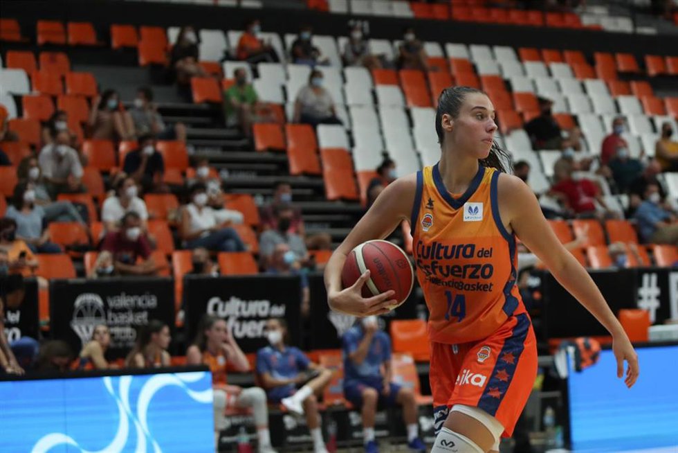 Archivo - Raquel Carrera durante un partido con el Valencia Basket 