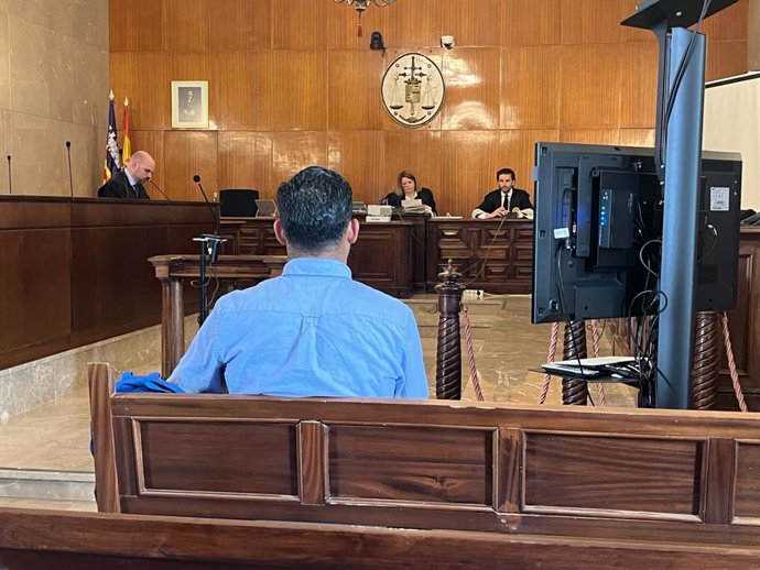 El hombre condenado por manosear a la hija de su expareja en Palma, sentado para el juicio en la Audiencia Provincial.