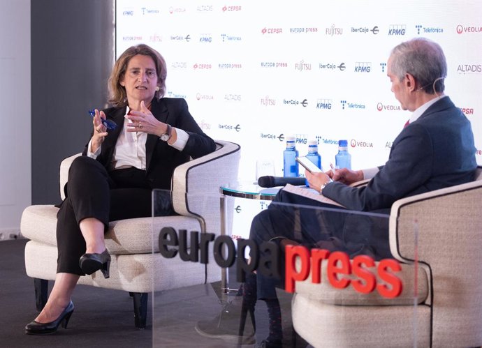 La vicepresidenta tercera y ministra para la Transición Ecológica, Teresa Ribera y el director de Europa Press, Javier García Vila, intervienen durante un desayuno informativo de Europa Press, en el Hotel Rosewood Villa Magna, a 3 de abril de 2024, en Mad