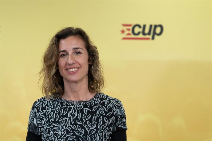 La candidata de la CUP a las elecciones catalanas, Laia Estrada, posa tras la presentación de los candidatos a las elecciones catalanas del 12M, en la sede de la CUP, a 27 de marzo de 2024, en Barcelona, Catalunya (España). 