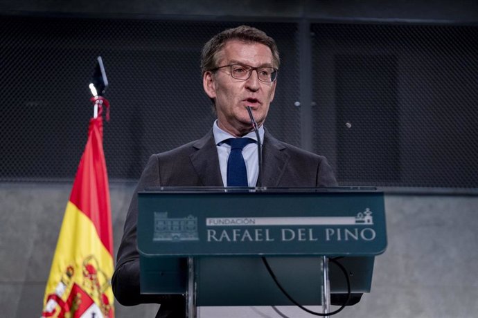 El presidente del Partido Popular, Alberto Núñez Feijóo, clausura el encuentro sobre la fragilidad de la democracia en tiempos de populismo y polarización, en la Fundación Rafael del Pino, a 2 de abril de 2024, en Madrid (España). El encuentro se titula '