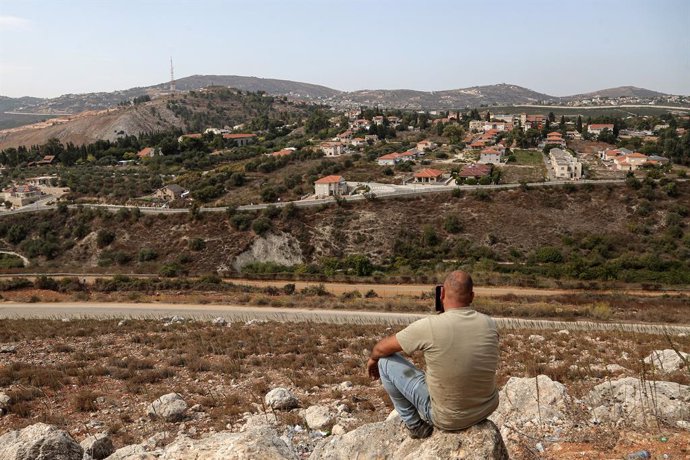 Archivo - 09 October 2023, Lebanon, Khiam: A Lebanese man takes video footages of the Israeli settlement of Mutelh from the Lebanese southern border village of Khiam at the Lebanese-Israeli border. The United Nations Interim Forces in Southern Lebanon (UN