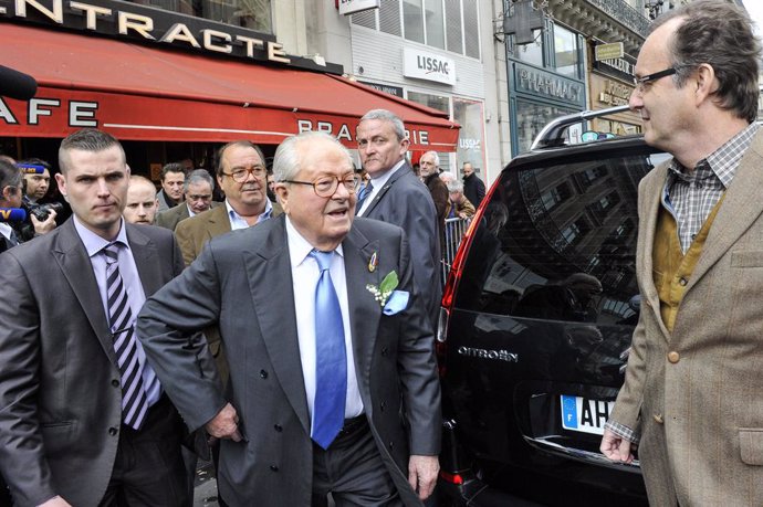 Archivo - May 1, 2013 - Paris, France - France's far-right National Front (FN) Jean Marie Le Pen arrives on Paris' Opera square where French far right Front National (FN) party president Marine Le Pen is delivering her speech as part of the party's annual