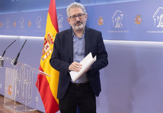 El portavoz económico de Sumar, Carlos Martín, durante una rueda de prensa del grupo plurinacional Sumar, en el Congreso de los Diputados, a 5 de marzo de 2024, en Madrid (España).