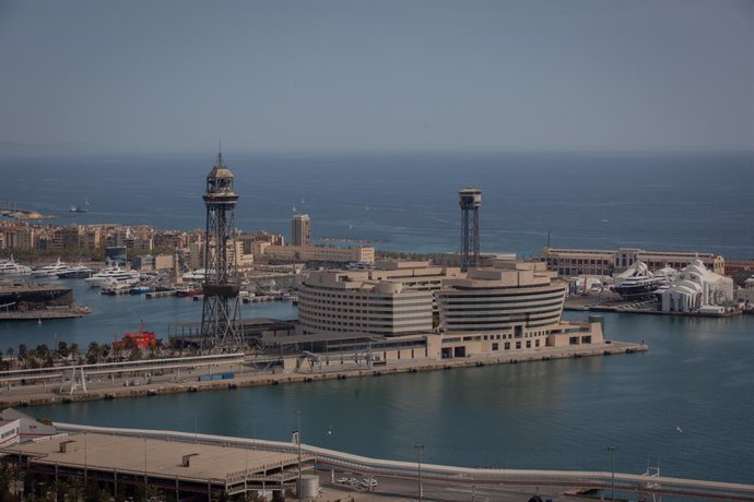 Archivo - Vista general del muelle de descarga del Puerto de Barcelona, en Cataluña (España), a 1 de abril de 2021. El canal de Suez quedó libre al tráfico en las primeras horas del 29 de marzo, después de que el "Ever Given" fuera desencallado en el Cana