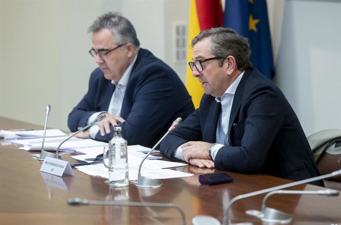 Archivo - El director general del Instituto de Estudios Económicos (IEE), Gregorio Izquierdo (i), y el presidente del Instituto de Estudios Económicos, Íñigo Fernández de Mesa (d), en una imagen de archivo